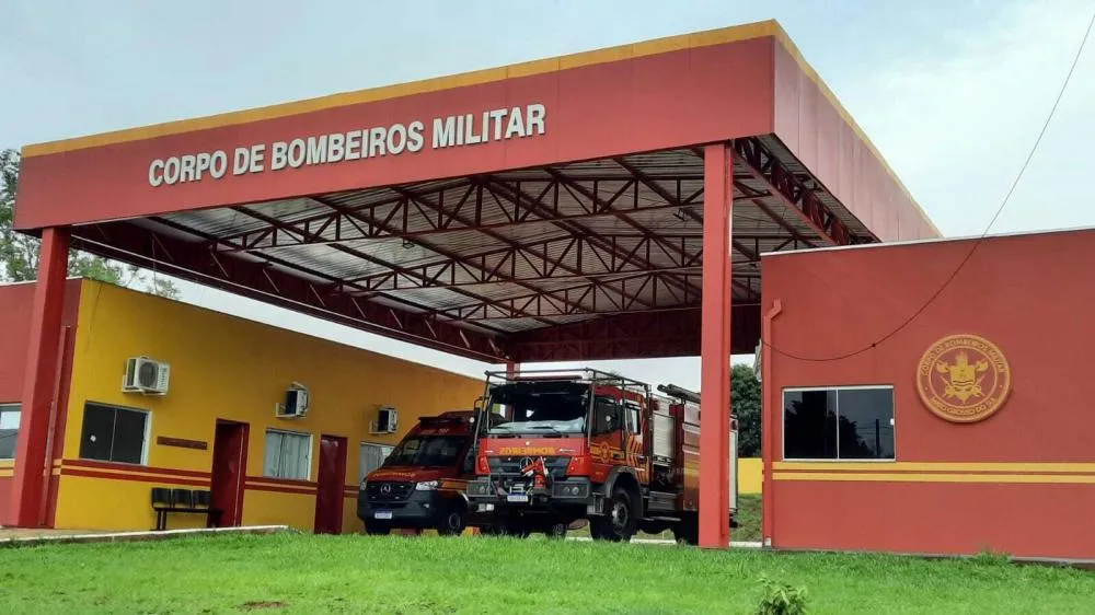 Ninguém ficou ferido, que o incêndio da ocorrência já havia sido controlado e que o veículo foi rebocado do local na pela manhã dessa quinta-feira (25) e não foi danificado. - Foto: Elenize Oliveira, Jornal Cenário MS.