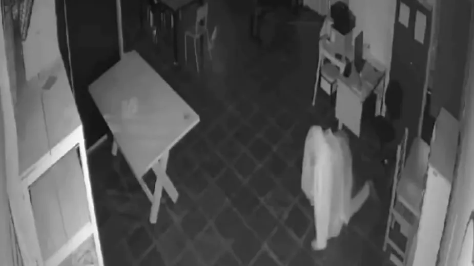 Homem usou lençol branco para não ser identificado pelas câmaras do local