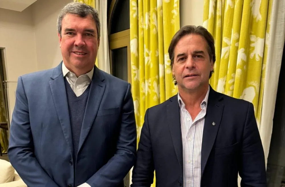 Riedel ao lado de Luis Pou, nesta quarta-feira em Montevidéu (Foto: Bruno Chaves)