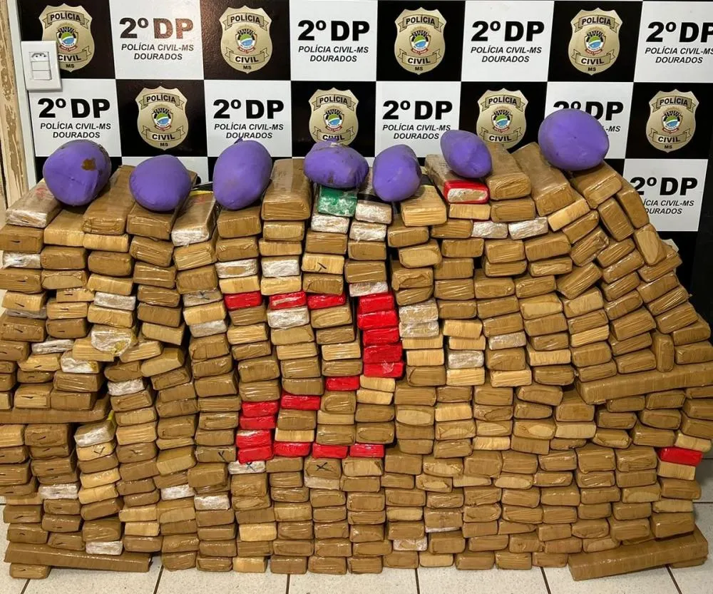 J.V. e J.L.S. foram conduzidos à 2ª Delegacia de Polícia, onde foram autuados em flagrante pelos crimes de tráfico de drogas e associação para o tráfico. - Foto: PCMS.