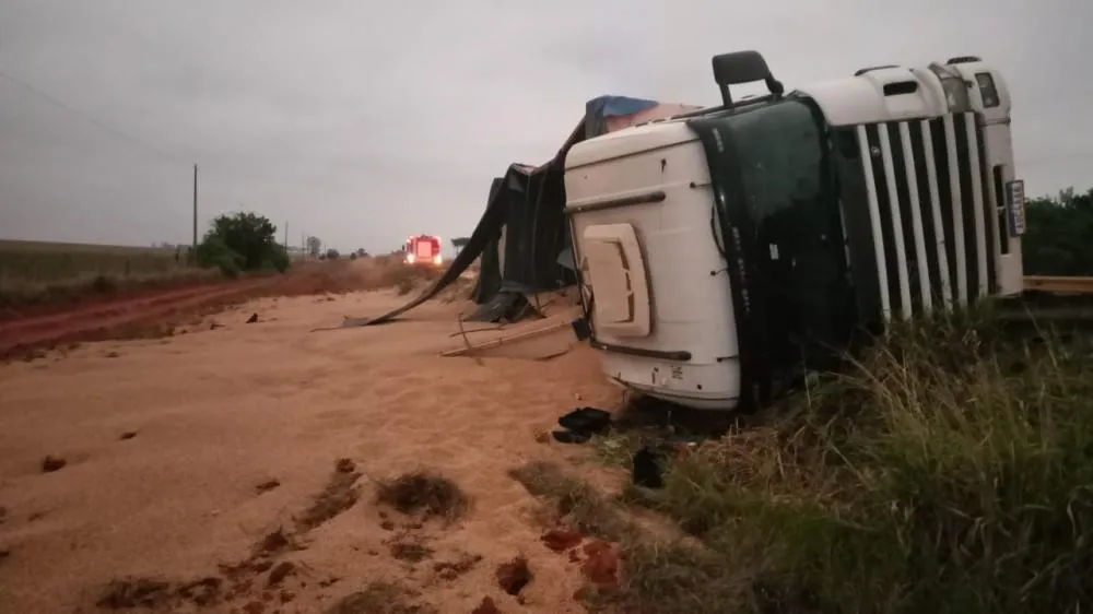 Caminhão tombou no KM-321 da rodovia entre Bataguassu e Santa Rita do Pardo