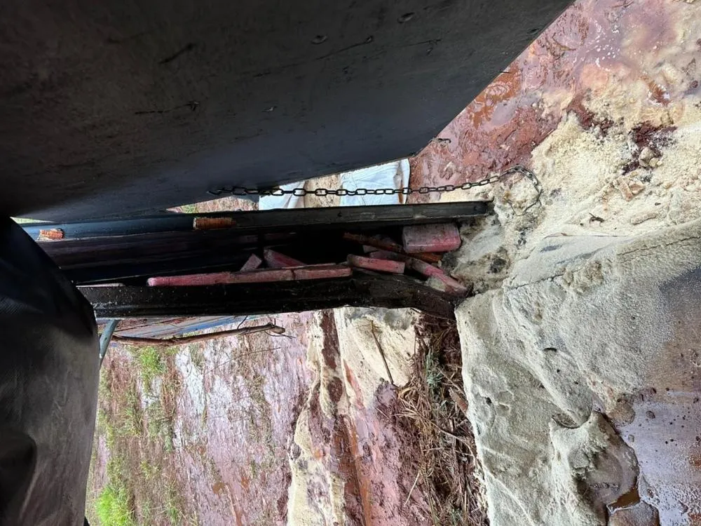 Durante a inspeção, a droga foi encontrada escondida na caçamba do veículo. - Foto: PCMS.