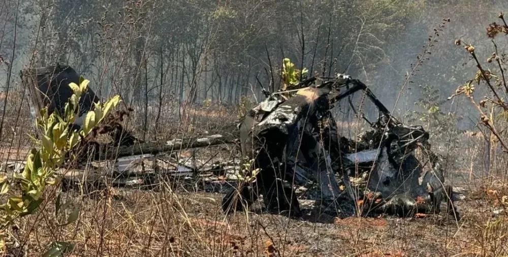 Bombeiros fizeram o controle das chamas que se alastraram pela vegetação.