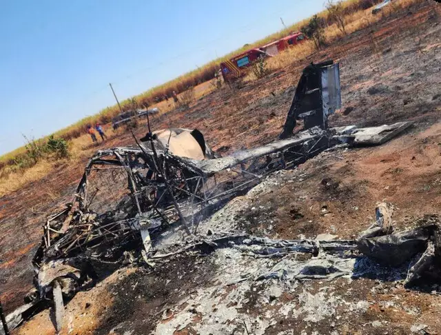 Aeronave e vegetação destruídas por incêndio. - Foto: Angela Bezerra