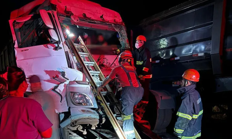 Uma das vítimas ficou presa entre as ferragens e foi socorrida pelos bombeiros - Foto: Corpo de Bombeiros