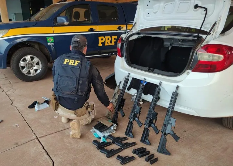 Diante do flagrante, o homem foi levado para a delegacia da Polícia Federal em Dourados, onde ficará à disposição da Justiça. - Foto: PRF-MS.
