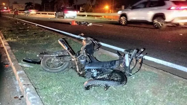 Motocicleta conduzida pela vítima foi totalmente destruída em colisão com picape. - Foto: Reprodução Campo Grande News.