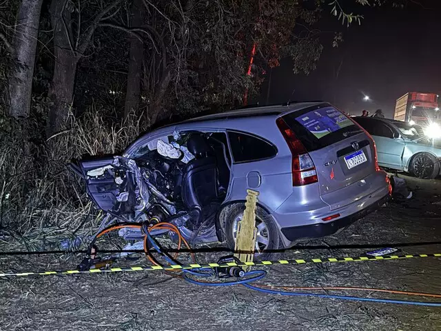 Veículo ocupado pelas vítimas teve a parte dianteira destruída com o impacto da batida. - Foto: Reprodução/Jornal MS 24h