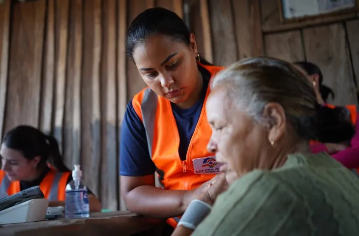 famílias serão atendidas com entrega de cestas básicas, água mineral, além de assistência médica, social, psicológica e atendimento veterinário.