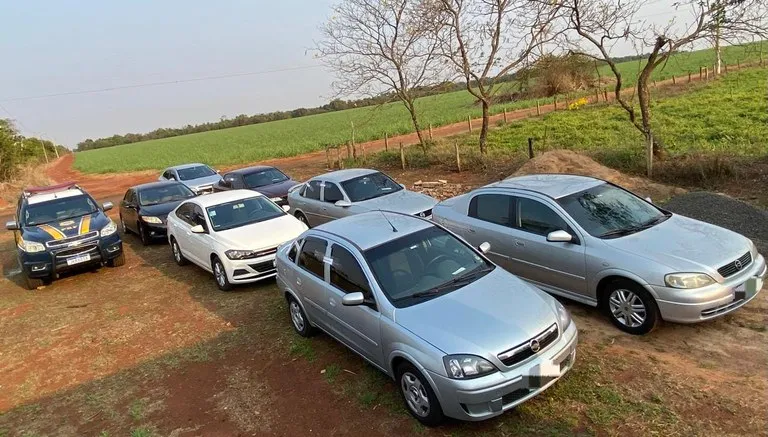 Os veículos e as mercadorias foram encaminhados à Receita Federal em Campo Grande para as providências cabíveis. - Foto: PRF-MS.