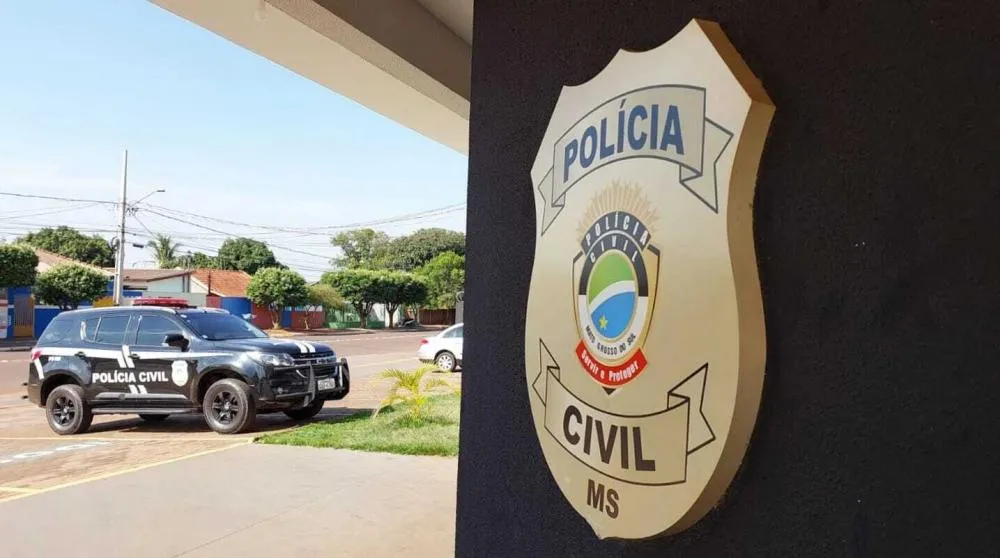 Os fios, que alimentam a bomba de irrigação, foram arrancados e arrastados pela propriedade - Foto: Elenize Oliveira/Cenário MS