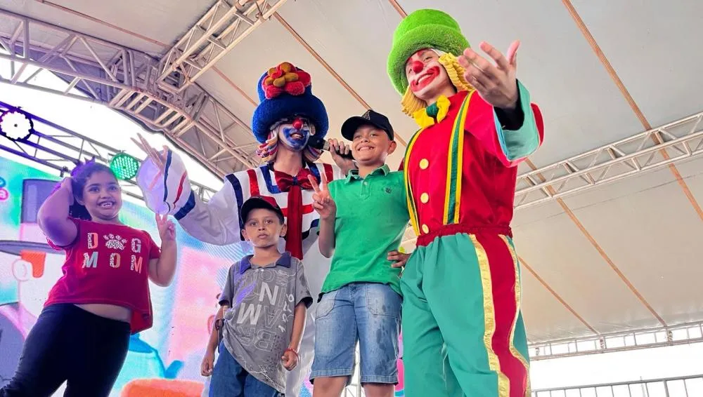 O ponto alto da festa foi a apresentação de artistas circenses, que encantaram o público com diversos shows - Foto: Prefeitura de Santa Rita do Pardo