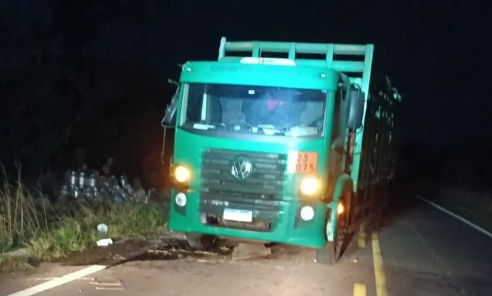 Carga de botijões de gás ficou espalhada pela margens da rodovia - Foto: Dimas/Cenário MS
