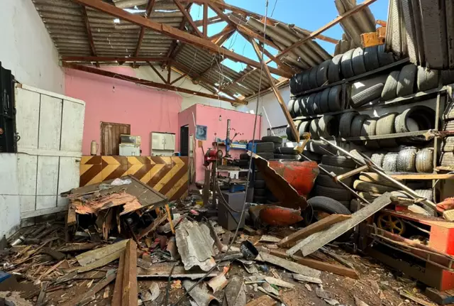 Parte do telhado desabou em borracharia que ficou destruída - Foto: Jornal da Nova