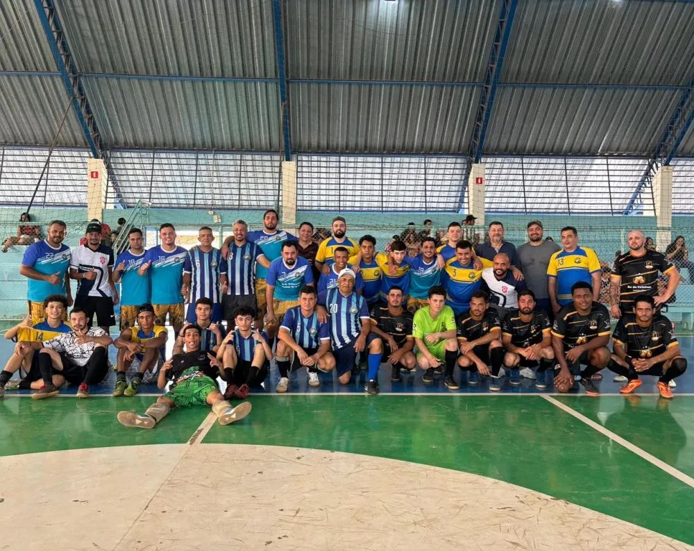 O evento, realizado no ginásio municipal, contou com quatro equipes representando os setores de Saúde, Educação, Obras e Administração