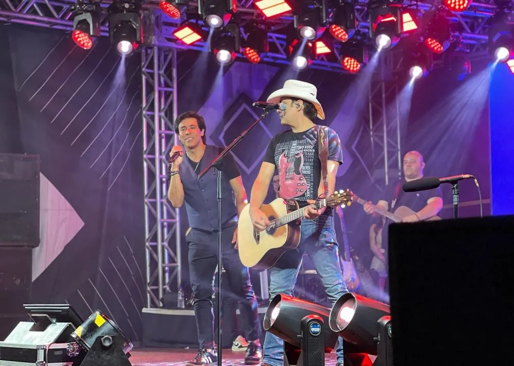 O evento contou com shows, incluindo a apresentação da dupla Guilherme & Santiago