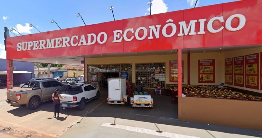 No local, os invasores arrombaram um cofre e subtraíram cheques que estavam guardados em seu interior