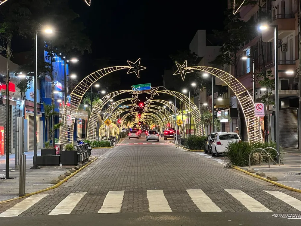 Iluminação de natal na 14 de julho, em Campo Grande. — Foto: Reprodução