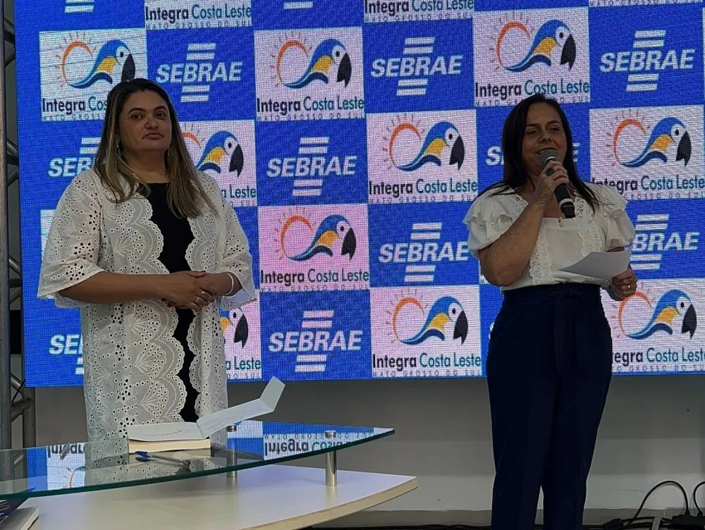 Secretária de Educação de Santa Rita do Pardo, Zenilda Gregório, acompanhada pela mestre em Educação Kátia Cristina, apresentou os resultados do projeto, destacando sua importância.
