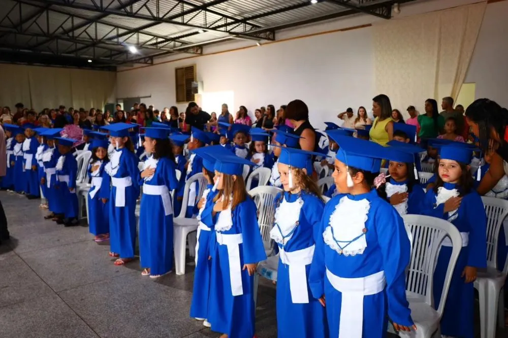 O evento reuniu pais, familiares, professores e autoridades locais,