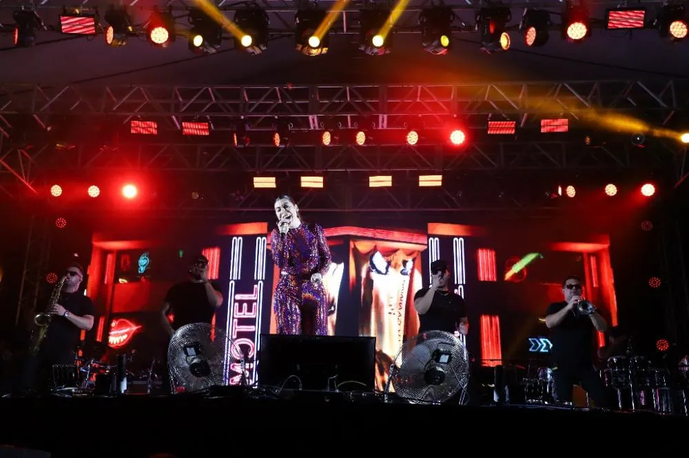 A principal atração da noite foi a cantora sertaneja Naiara Azevedo