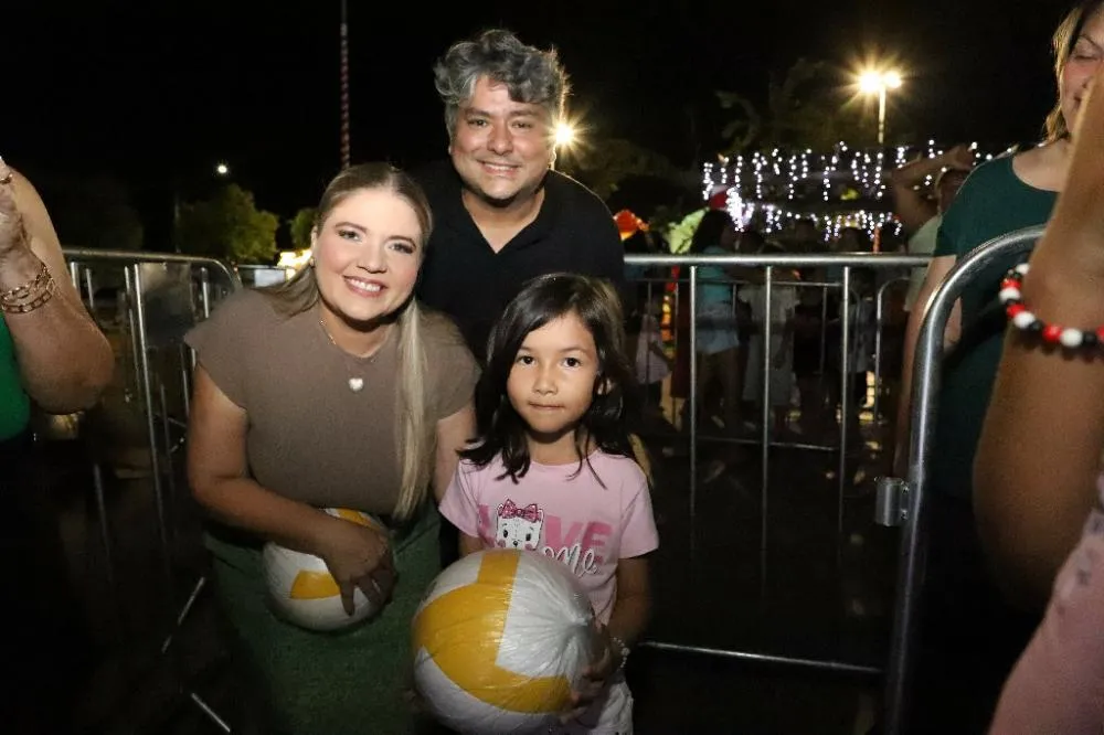 Prefeito Dr. Lúcio Costa e a primeira-dama Dixie Costa, ao lado de criança no evento - Foto: João Cláudio