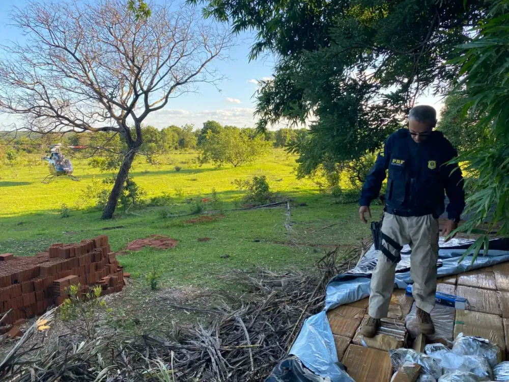 Inspetor Waldir Brasil sobre o caminhão e ao lado o helicóptero da PRF. - Foto: Divulgação