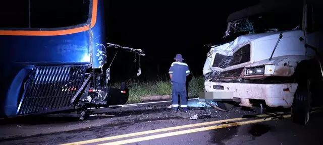 Veículos envolvidos no acidente na noite dessa segunda-feira (Foto: Reprodução Campo Grande News)