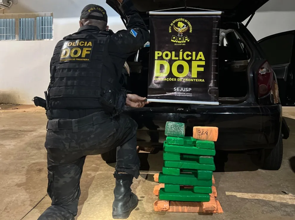 O homem identificado como Phablo, de 29 anos, dirigia um GM Celta preto e transportava 22kg de entorpecentes - Foto: DOF