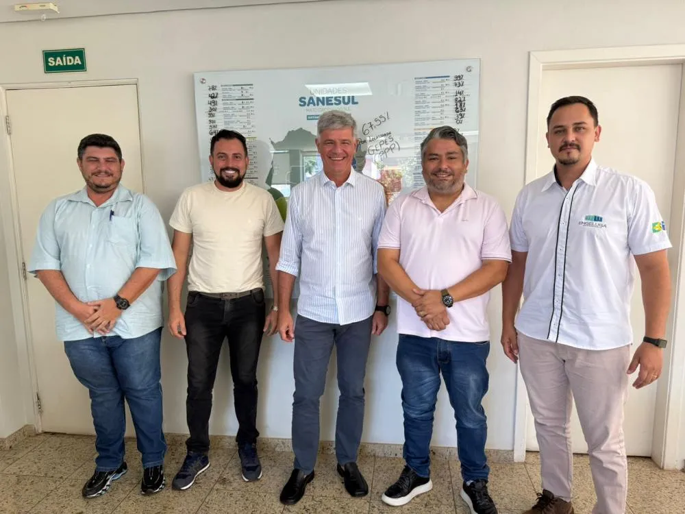Prefeito de Santa Rita do Pardo, Dr. Lúcio Costa, durante visita à Sanesul