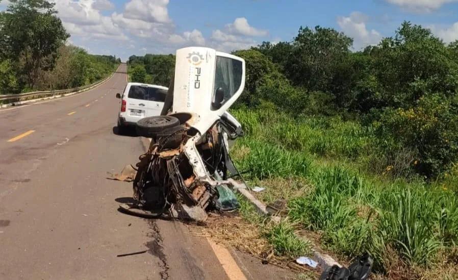Dos dois ocupantes do Fiat Strada, um morreu no local - Foto: Elias Ramos/Cenário MS