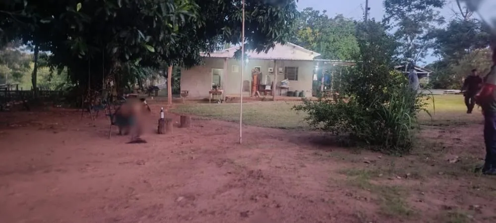 O corpo da vítima foi encontrado em uma cadeira, debaixo de uma árvore na propriedade - Foto: Elenize Oliveira/Cenário MS