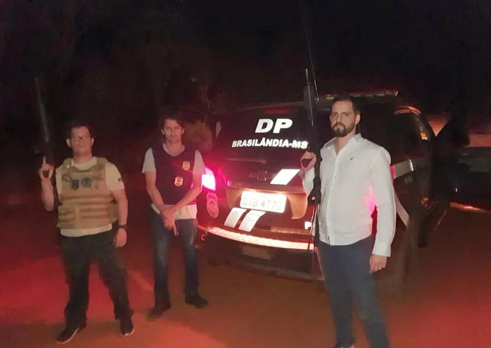 Delegado Dr. Rafael Mantovani e investigadores durante campana que levou à prisão condenado de estupro - Foto: Cenário MS