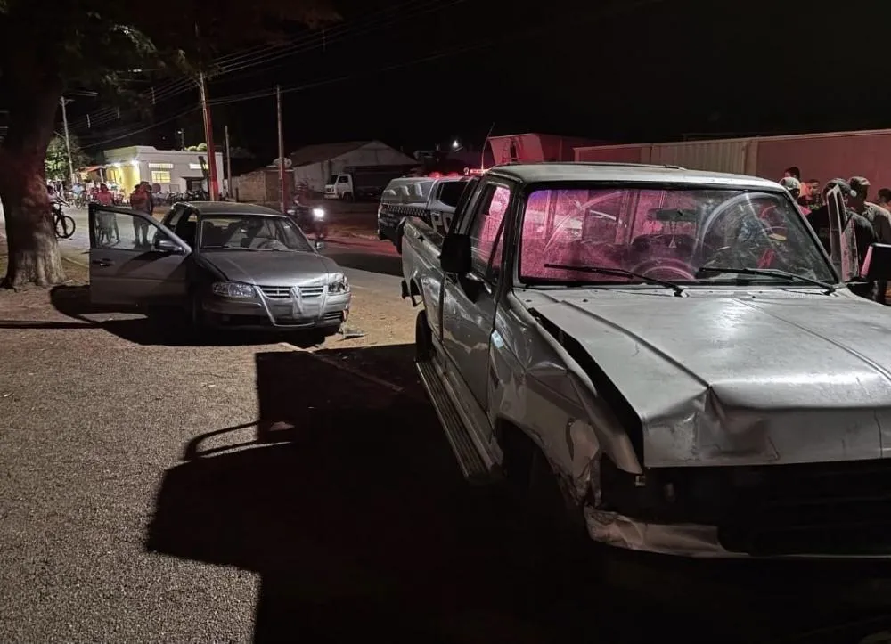 A caminhonete e os dois veículos atingidos, ficaram parcialmente destruídos - Foto: Elenize Oliveira/Cenário MS