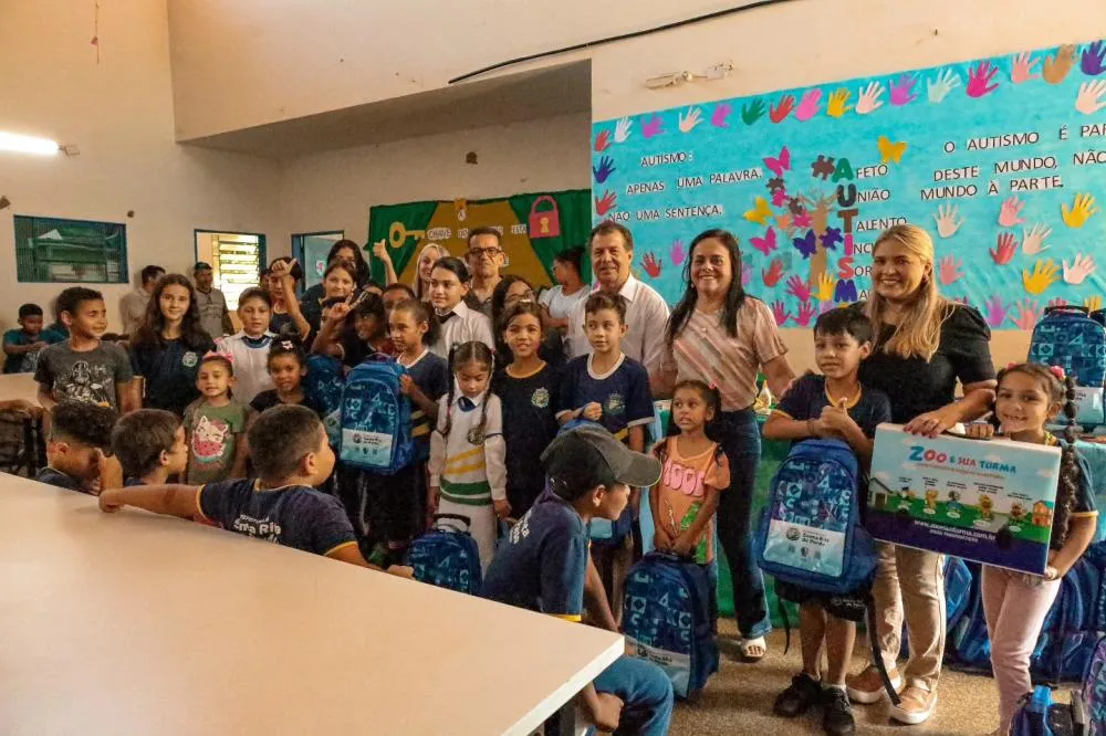 Representantes da prefeitura estiveram presentes nas escolas e realizaram a entrega dos materiais diretamente aos estudantes.