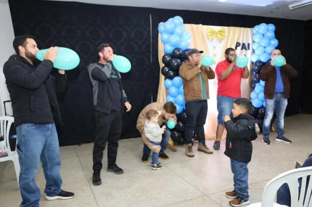 O evento reuniu pais, alunos e a equipe da instituição para uma manhã de integração e homenagens