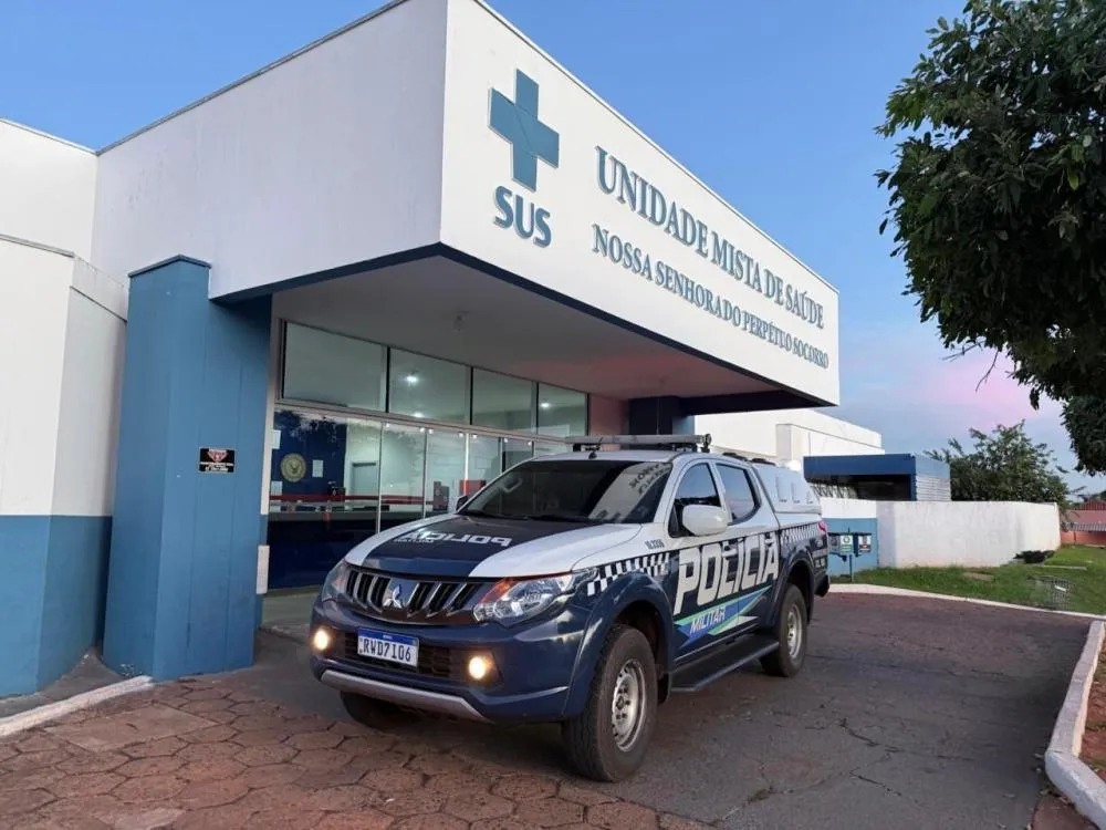 Briga em alojamento termina com dois homens feridos a facadas
