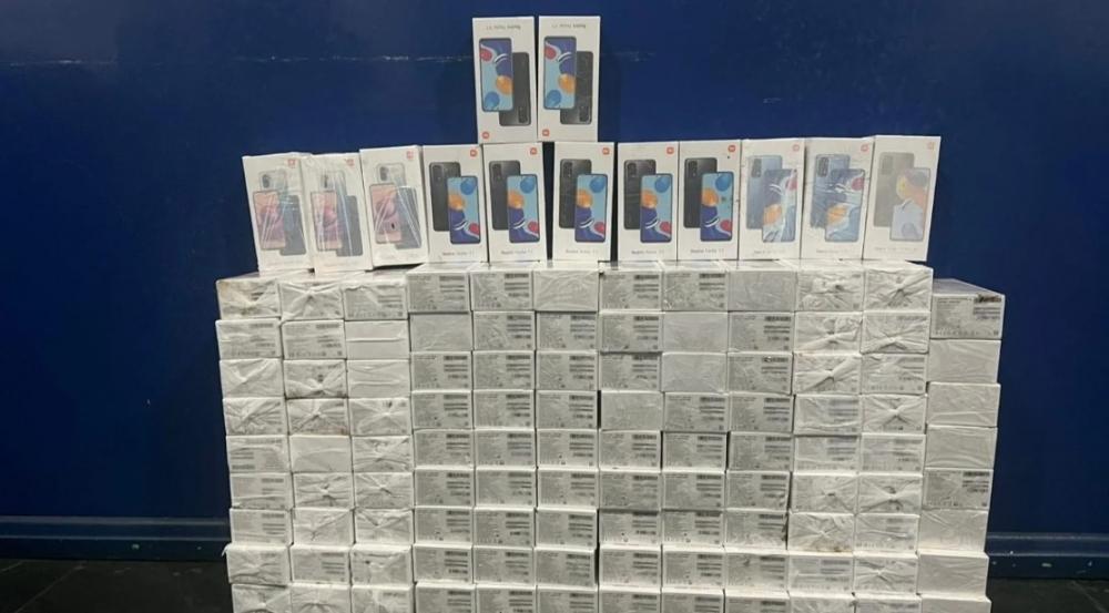 Em vistoria no veículo, foram encontrados vários pacotes contendo aparelhos celulares - Foto: Polícia Militar
