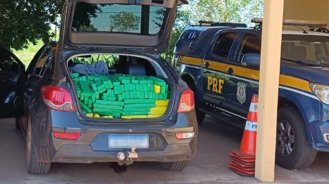 Foram encontrados no interior do porta-malas 476 tabletes de maconha. - Foto: PRF