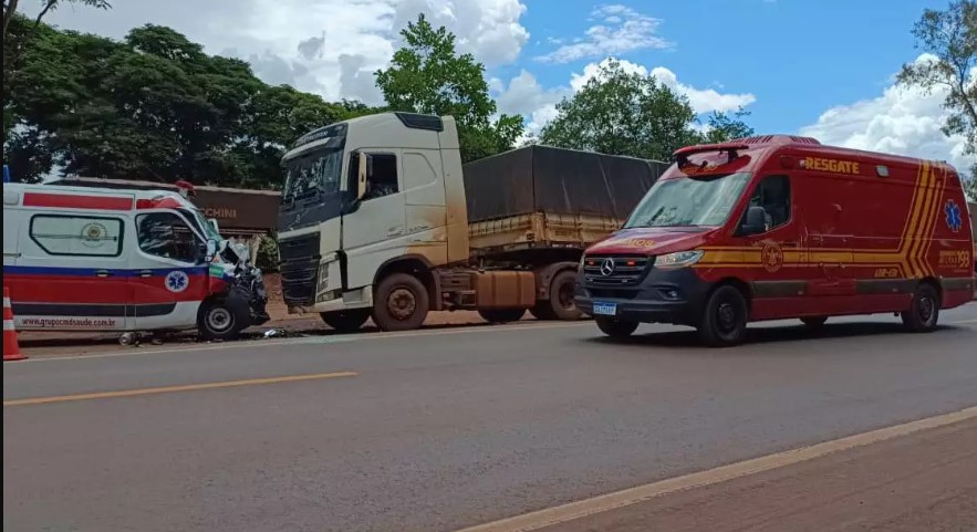 Ambulância bateu de frente em carreta parada no acostamento (Foto: Campo Grande News/Divulgação)