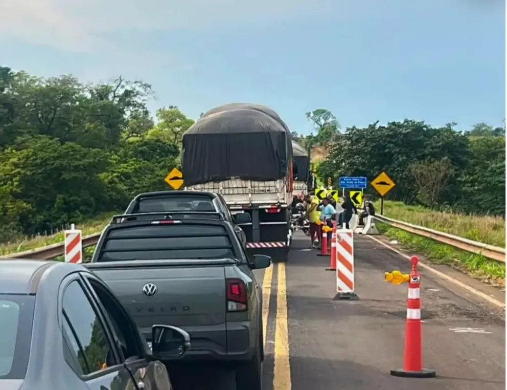 Dois caminhões travam trecho em obras da MS-040 e causam congestionamento