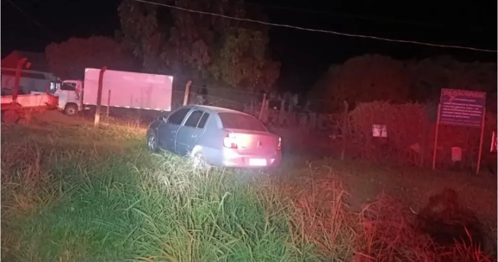 Motorista tem carro alvejado a tiros no centro de Santa Rita do Pardo