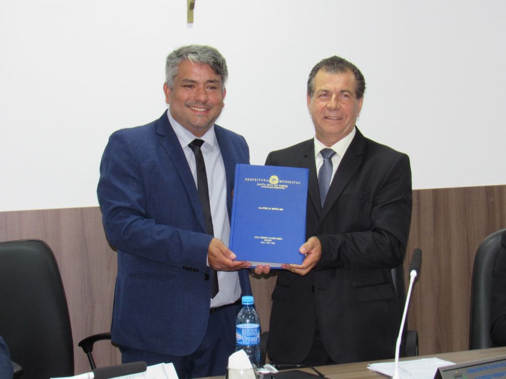Prefeito entregou ao presidente da Câmara, Relatório de Atividades 2022 - Foto: Elenize Oliveira