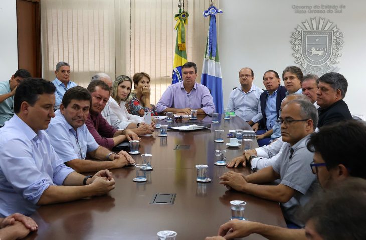 Riedel se reuniu nesta segunda-feira (06) com um grupo de 15 prefeitos - Foto: Álvaro Rezende