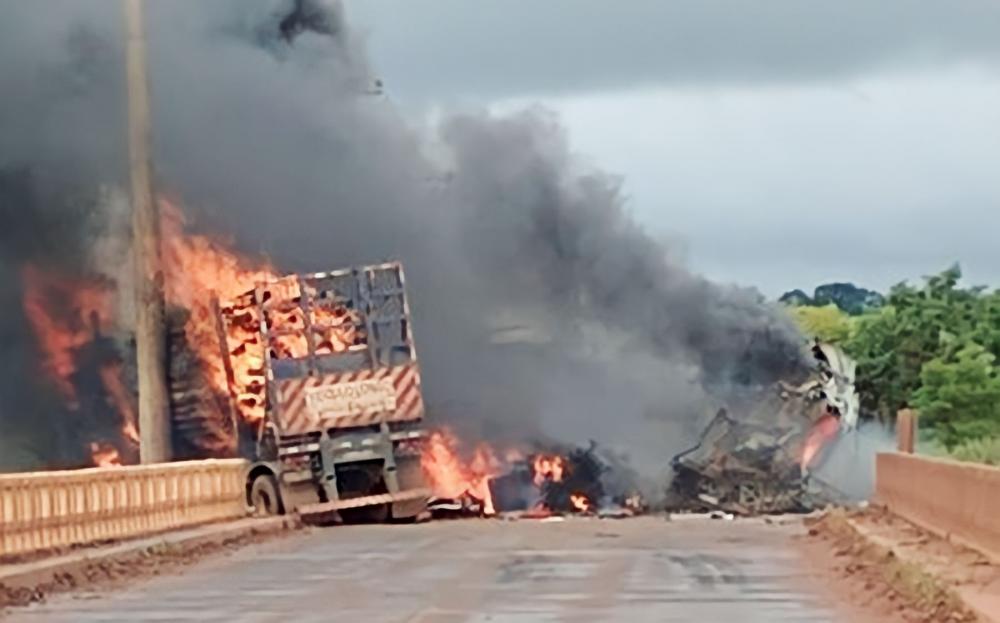Veículos pegaram fogo após o acidente - Foto: Divulgação