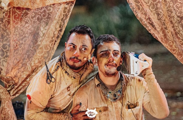Na peça, os irmãos Abílio (Douglas Moreira) e Palmiro (Edner Gustavo) iniciam uma viagem por uma terra estranha