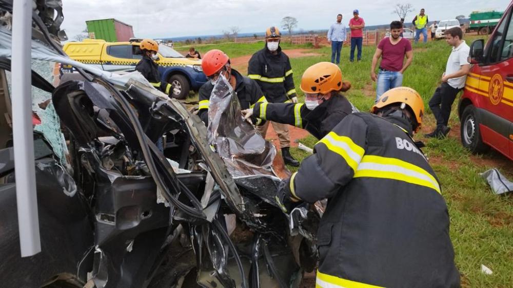 O casal, 2 filhos e o sogro, morreram na hora - Foto: Cenário MS