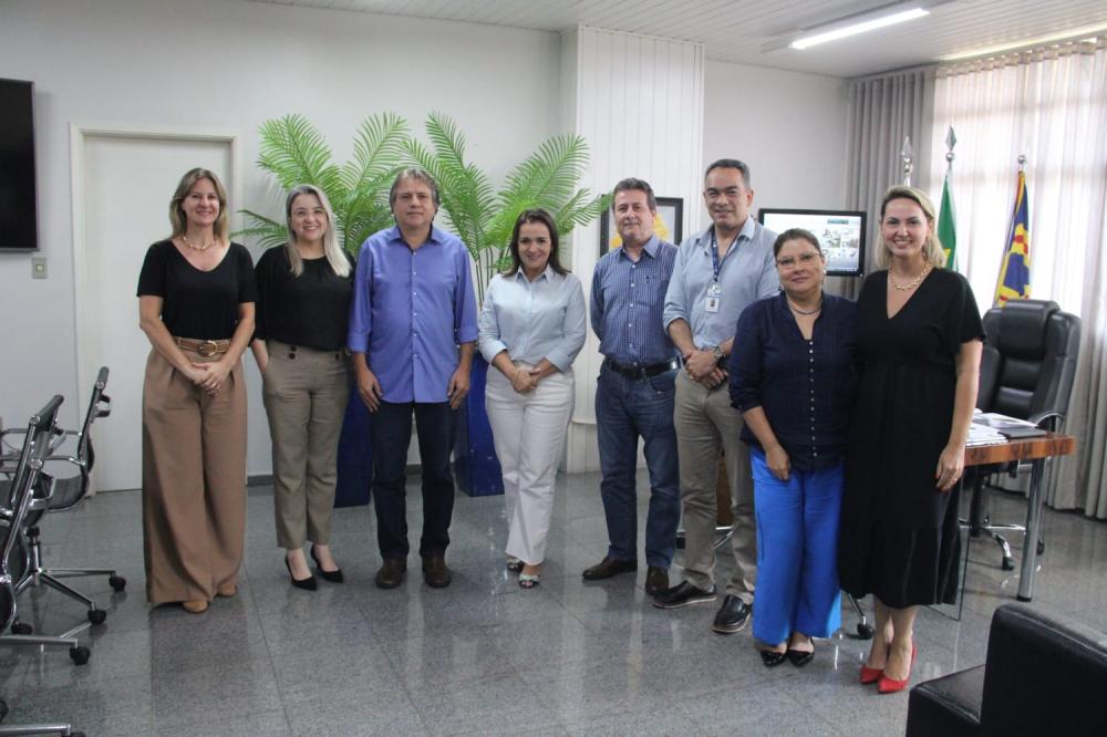 Durante a visita institucional, Caravina destacou as ações e parcerias do Governo do Estado