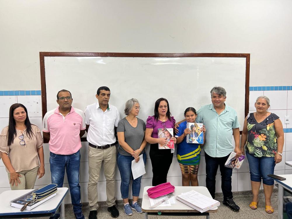 Apostilas estão sendo entregues aos estudantes da Rede Municipal de Ensino