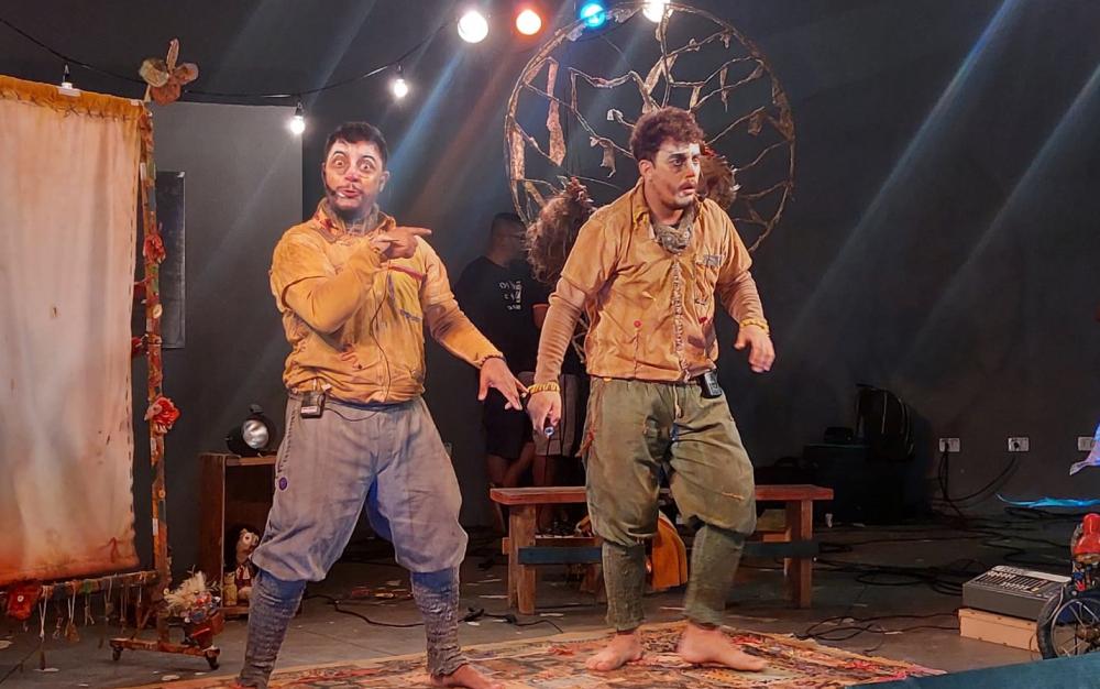Na peça, os irmãos Abílio (Douglas Moreira) e Palmiro (Edner Gustavo) iniciam uma viagem por uma terra estranha